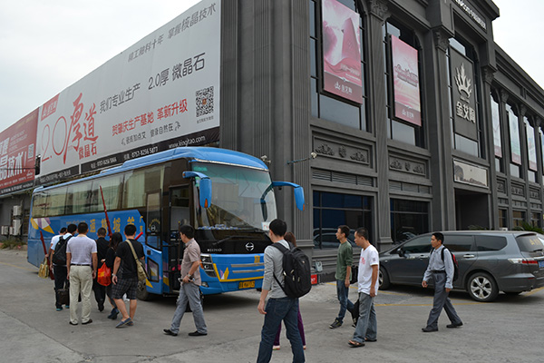 888集团电子游戏员工乘大巴启程前往延安