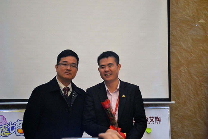 888集团电子游戏瓷砖董事长刘鸿祥为2015年董事长出格奖（王宏城）颁奖