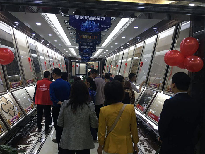 10参会嘉宾参观西安888集团电子游戏品牌专卖店