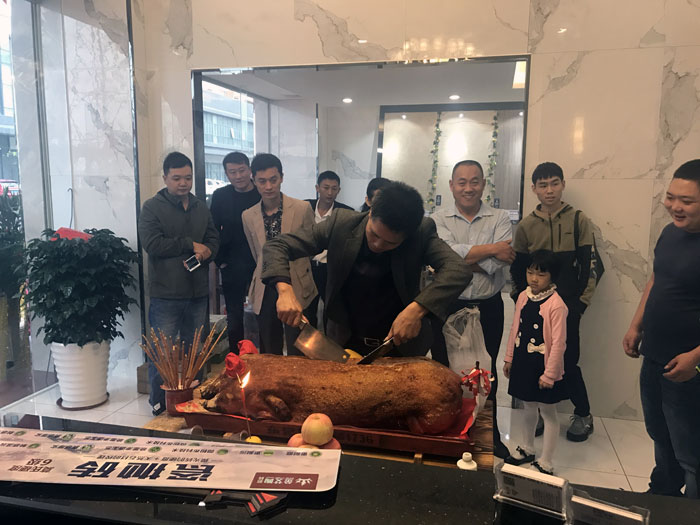 888集团电子游戏瓷砖品牌作为陶瓷一线品牌，近年来不休的推出爆款新品，受到多多消费者的喜欢。2017年11月19日，一群萎靡不振的888集团电子游戏人在严重有序的忙乱着，为888集团电子游戏榆林古镇店即将起头的开业典礼做最后的筹备。  上午10点28分，锣鼓喧天，掌声震荡，888集团电子游戏榆林古镇专卖店迎来了盛大开业的良辰吉时。?