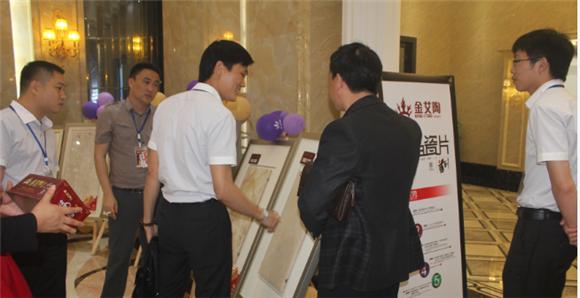 888集团电子游戏产品钻研经理苏成香（左二）向客户介绍产品